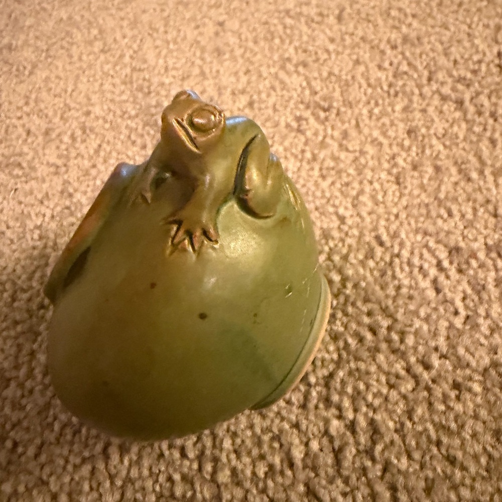 Sage Mossy Green Small Frog Ceramic Budvase - Picture 7 of 10